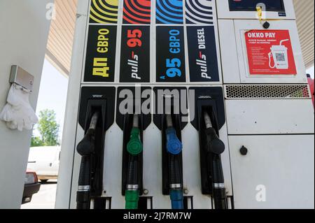 Lviv, Ukraine. 10.. Mai 2022. Benzinpumpen, die`s einer Tankstelle gesehen werden, während das Land über Kraftstoffengpässe während der russischen Invasion berichtet. Russland marschierte am 24. Februar 2022 in die Ukraine ein und löste damit den größten militärischen Angriff in Europa seit dem Zweiten Weltkrieg aus Kredit: SOPA Images Limited/Alamy Live Nachrichten Stockfoto